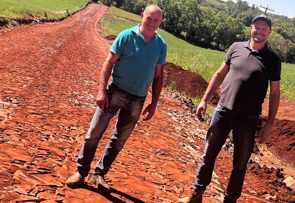 OBRAS DE PAVIMENTAÇÃO POLIÉDRICA AVANÇAM NA ESTRADA VICINAL DA LINHA 11.